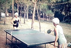 Bianca Bruna giocano a ping pong 